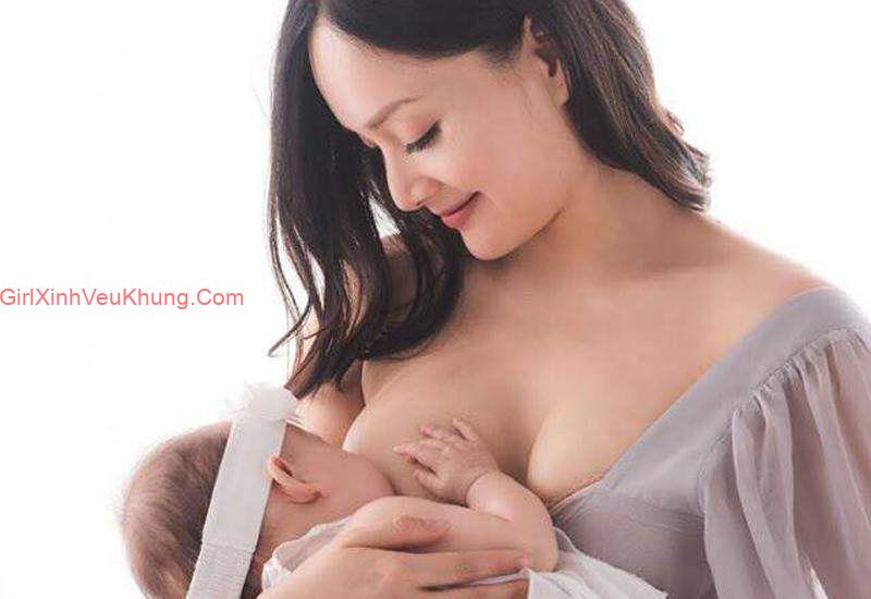 Gái teen trắng xinh đang cho con bú