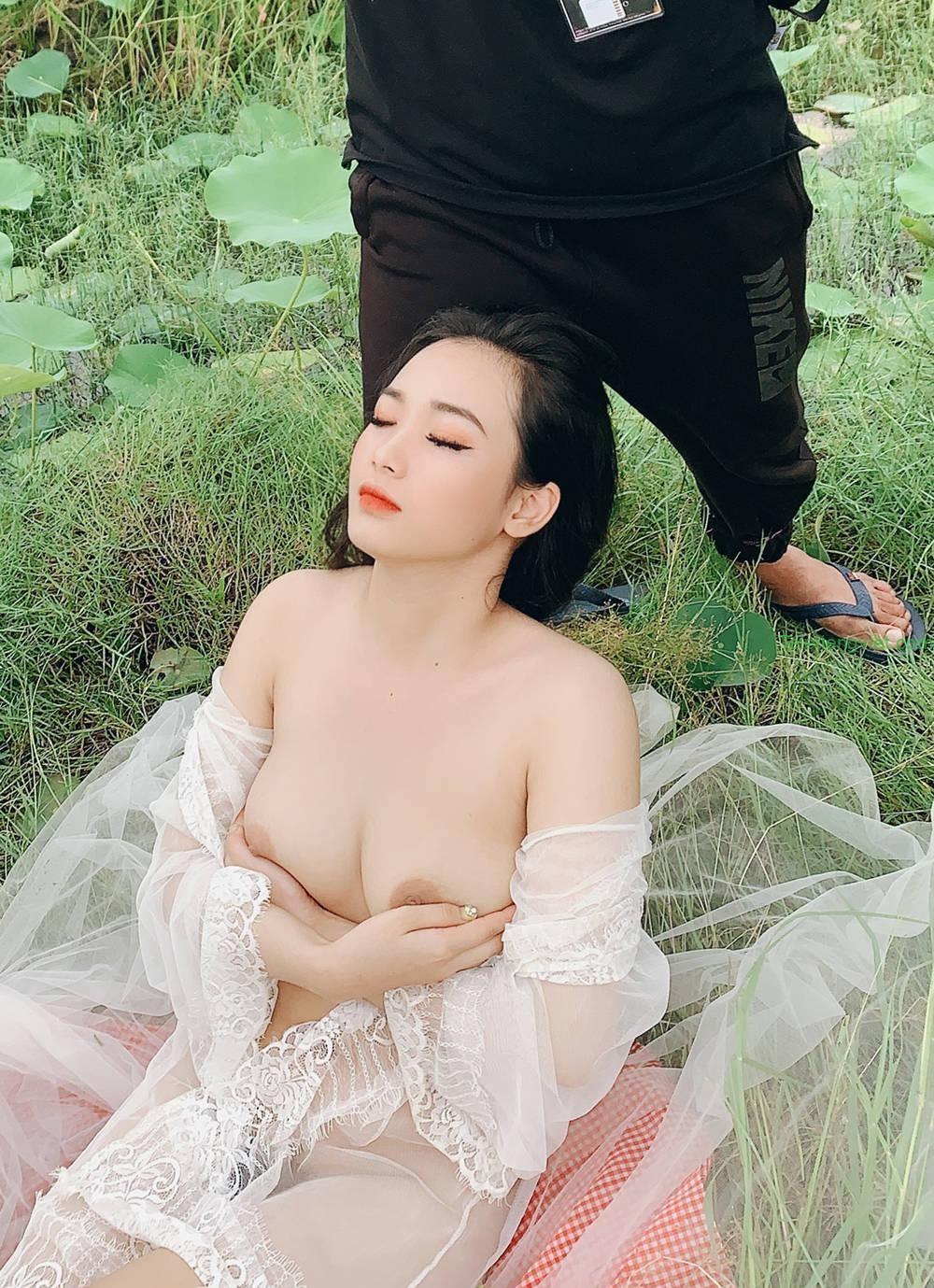 Ảnh Nude gái xinh ngưc khủng